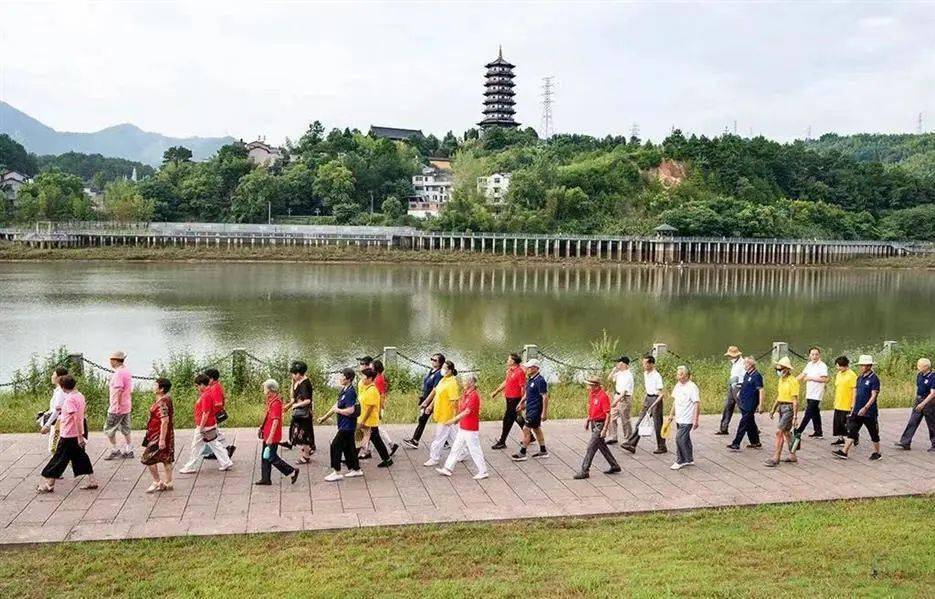 leyu.体育(中国)官方网站走出家门就能跑步龙泉将新添一条塑胶跑道