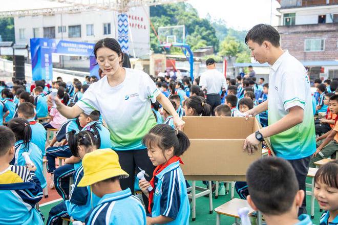 开学这天广东连南leyu.体育(中国)官方网站乡村学校有了一条新跑道(图2)