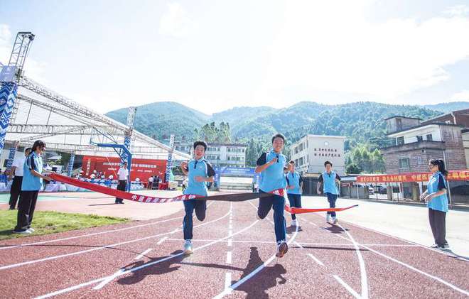 开学这天广东连南leyu.体育(中国)官方网站乡村学校有了一条新跑道