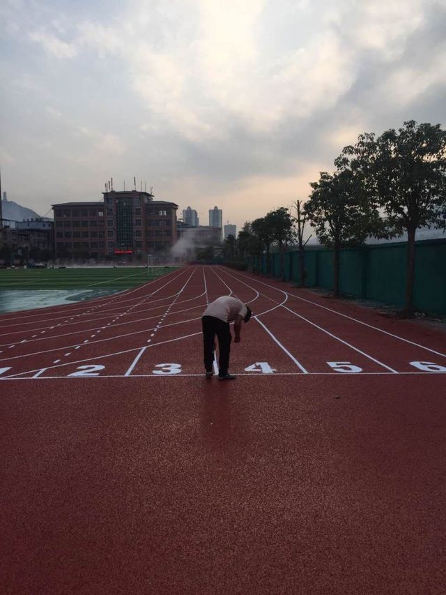 leyu.体育(中国)官方网站广东塑胶跑道厂家丨全塑型自结纹塑胶跑道里是什么材料(图2)