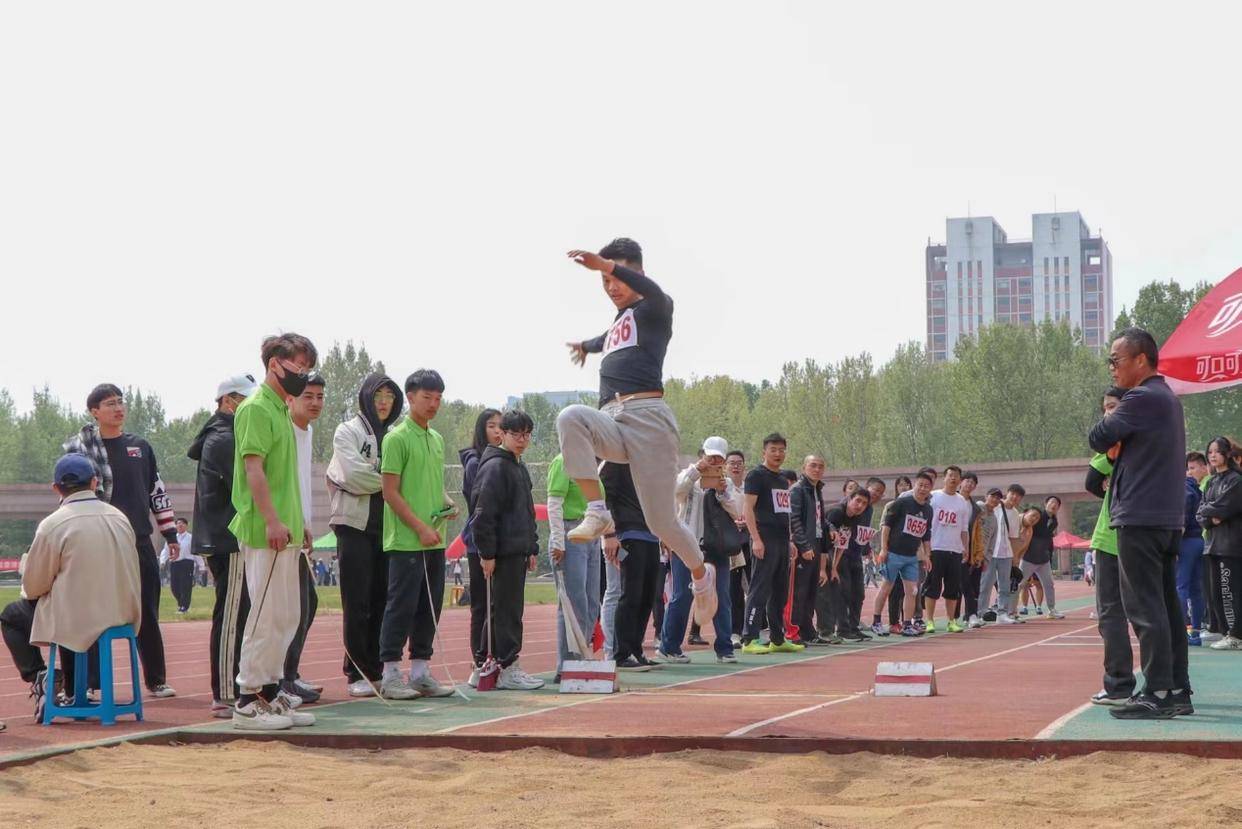 leyu.体育(中国)官方网站多图预警！直击青岛农大超燃运动会！(图4)