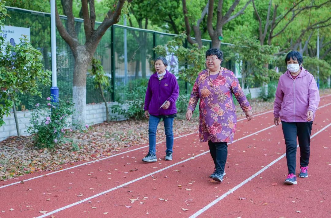 leyu.体育(中国)官方网站塑胶跑道、篮球场、滑滑梯……学校体育场地免费开放啦