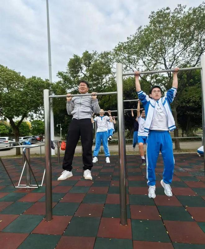 leyu.体育(中国)官方网站祝贺佛山季华中学罗冠南校长荣获佛山市中小学校长运动(图4)