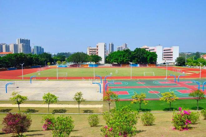 leyu.体育(中国)官方网站祝贺佛山季华中学罗冠南校长荣获佛山市中小学校长运动(图1)