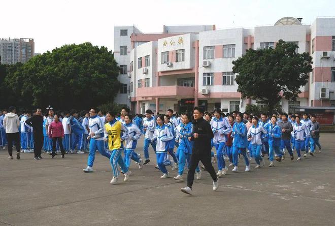 leyu.体育(中国)官方网站祝贺佛山季华中学罗冠南校长荣获佛山市中小学校长运动(图2)