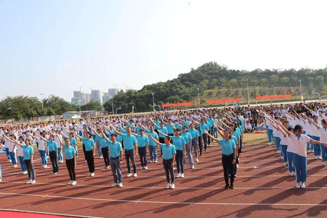 leyu.体育(中国)官方网站祝贺佛山季华中学罗冠南校长荣获佛山市中小学校长运动(图3)